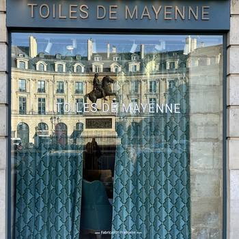 [ Salons Parisiens ] Présentation des nouveautés place des Victoires. En vitrine, Baker attire les regards.  #tissuameublement #decorationinterieur #confectionsurmesure